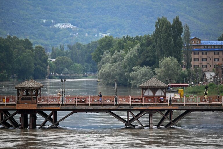Floods, landslides kill 30 in India