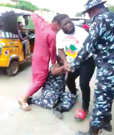 FACT-CHECK: Video of men dragging gun with police operative in 2022 recycled after fresh brutality incident